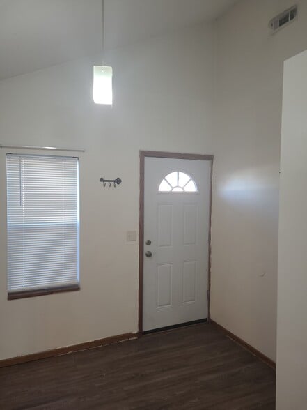 Dinning Room/Entryway - 921 E 11th Ave