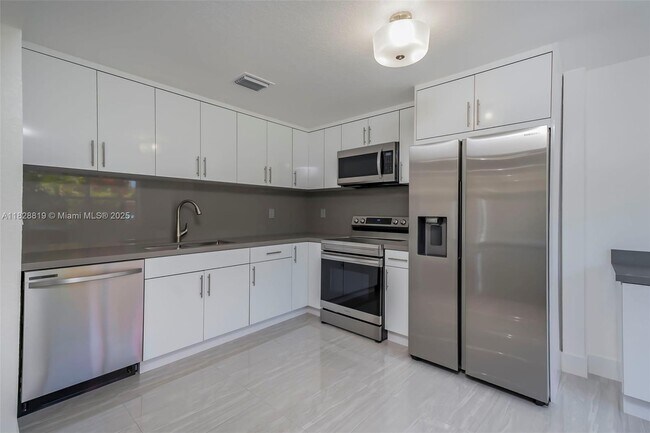 Building Photo - 590 SW 23rd Ave