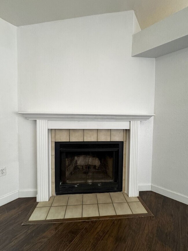 Building Photo - 3 BEDROOM WITH FIREPLACE AND LVP PLANK FLO...
