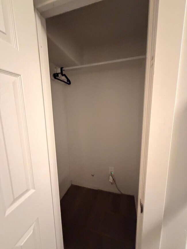 Building Photo - Beautiful 6 Bedroom/3.5 Bath Home in Springville!