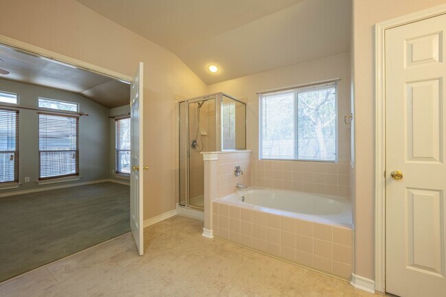 Building Photo - 1435 Bluff Forest