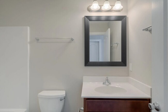 Building Photo - 3 Bed, 3 1/2 Bath, Close to I81 and US460