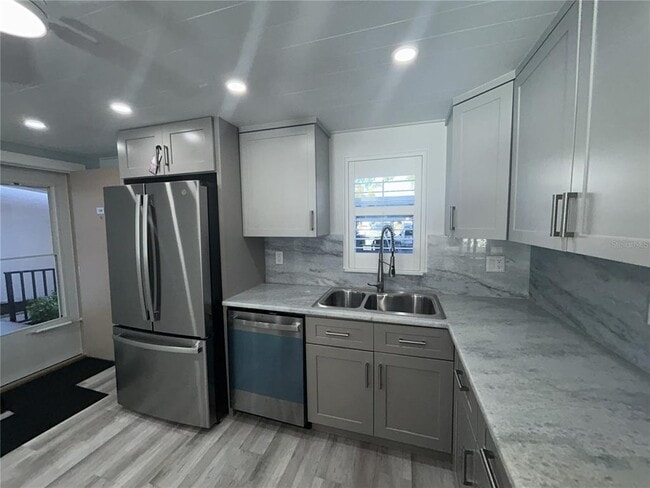 Building Photo - 7625 Sun Island Dr S