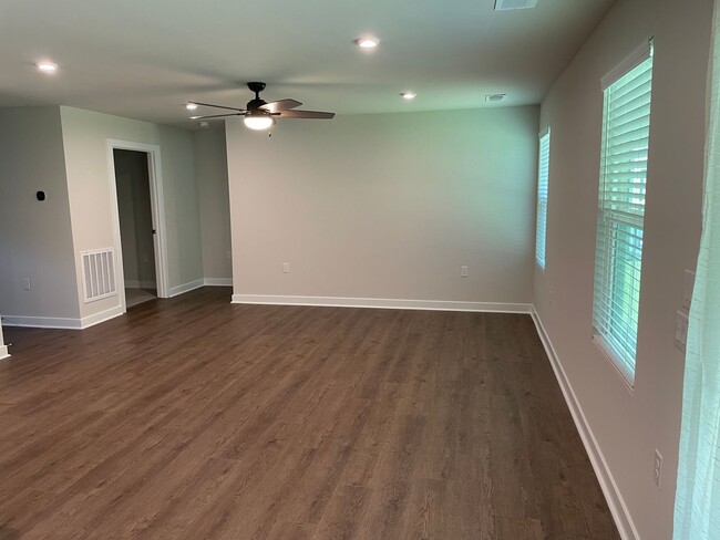 Building Photo - 3 Bedroom 2 Bathroom House In Hickman's Cr...