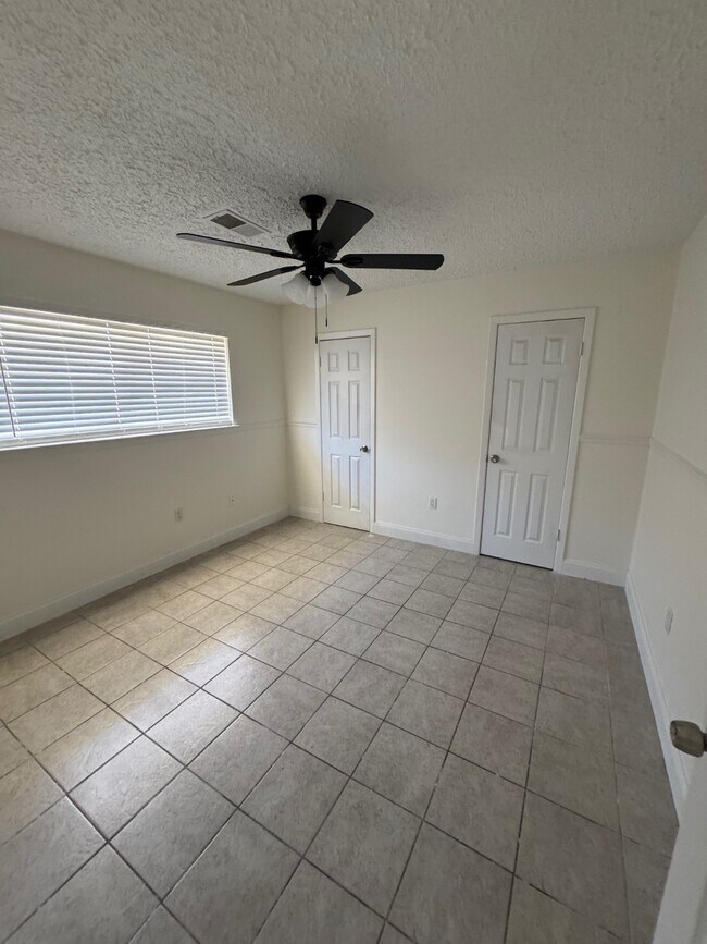 Building Photo - 10134 Kirkglen Dr