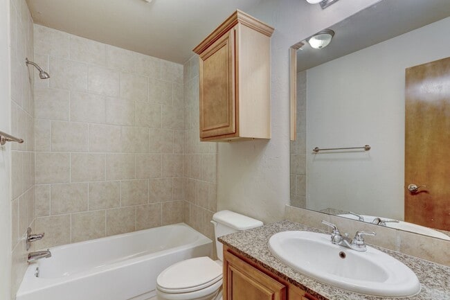 Building Photo - Duplex in Yukon, Available Now!