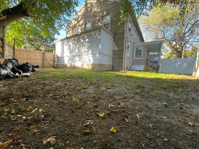 Building Photo - Newly Renovated 3 Bed, 1.5 Bath in Fairview!