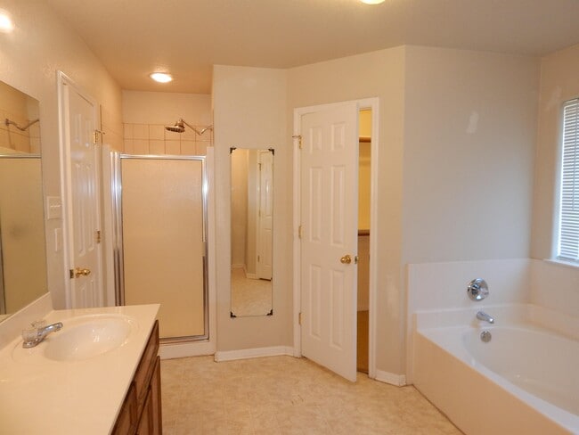 Building Photo - 106 Cedar Ridge Dr