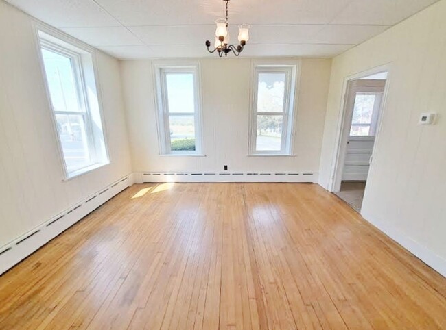 Building Photo - 3 Bed / 1-1/2 Bath Single Family w/2 Car G...