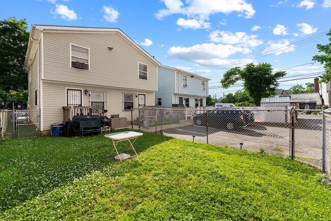 Building Photo - 338 Johnston Ave