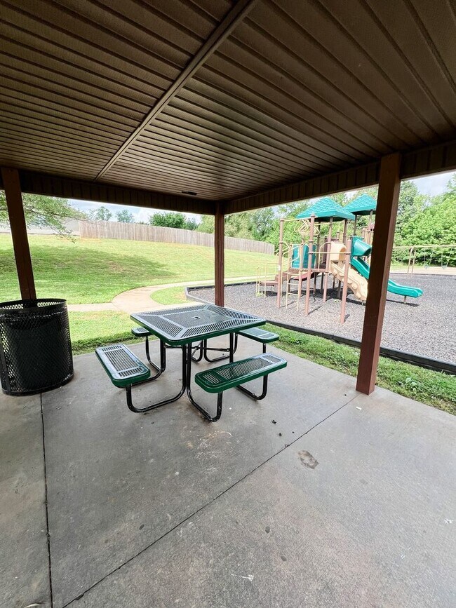 Building Photo - 702 Gleason Dr