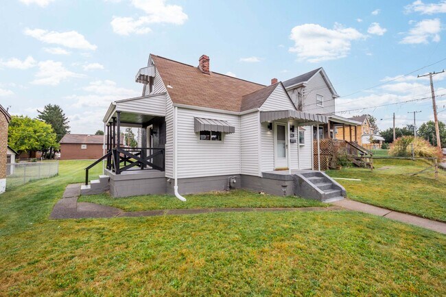 Building Photo - Beautiful 3 bedroom home in Munhall available November 1!