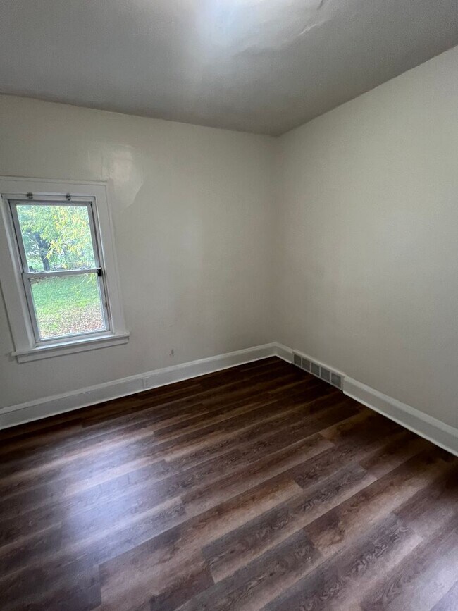 Building Photo - Charming 4-Bedroom Single-Family Home in C...