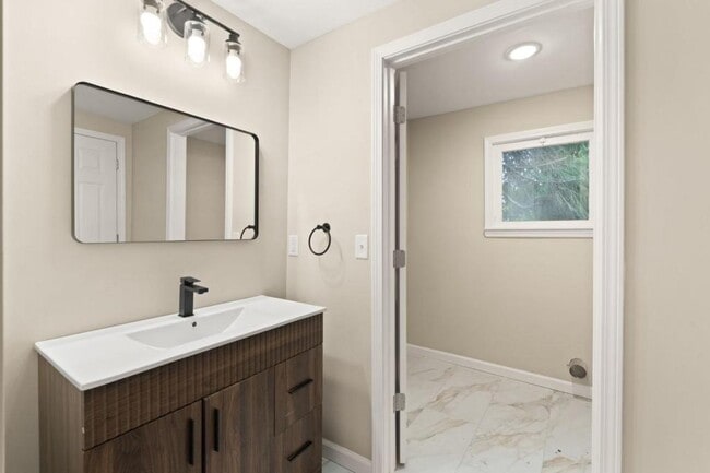 Building Photo - 1709 Ekin Ave