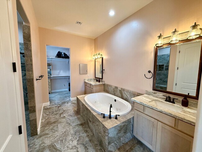 Building Photo - *Unfurnished- Stunning 2-Bedroom, 2.5-Bath...