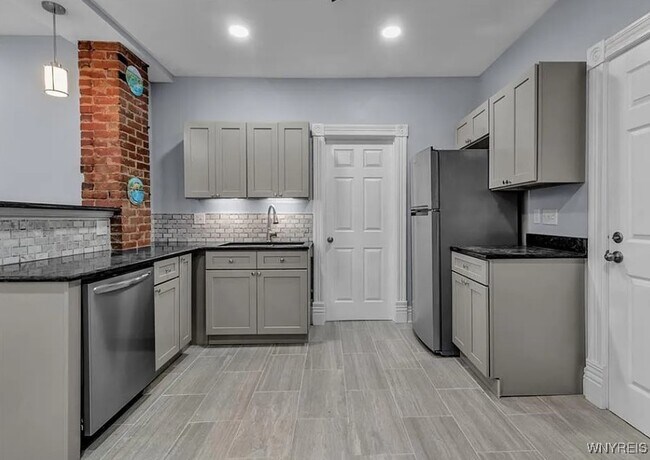 Building Photo - 378 Breckenridge St