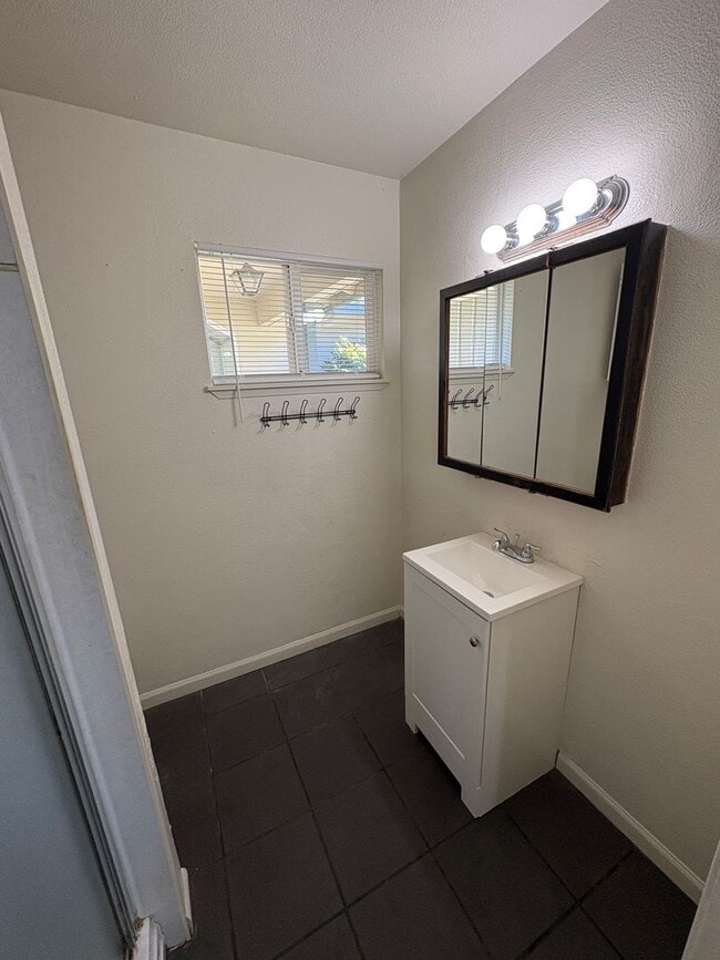 Building Photo - Cozy Home on Spacious Lot with Pool Available Now!