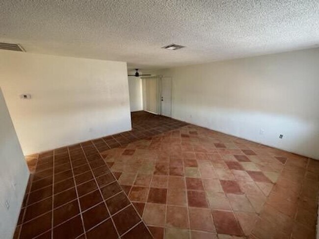 Building Photo - Well-maintained 2-bedroom, 1-bath home located near the 29 Palms Marine Base and Tortoise Rock Ca...
