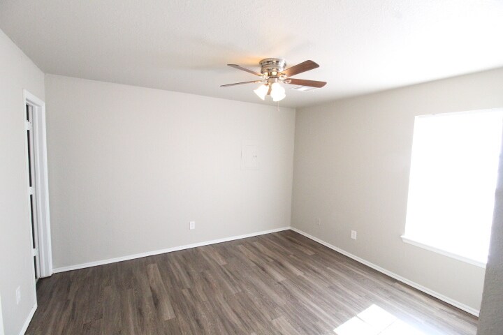 Building Photo - 1900 Terrace Lawn Dr