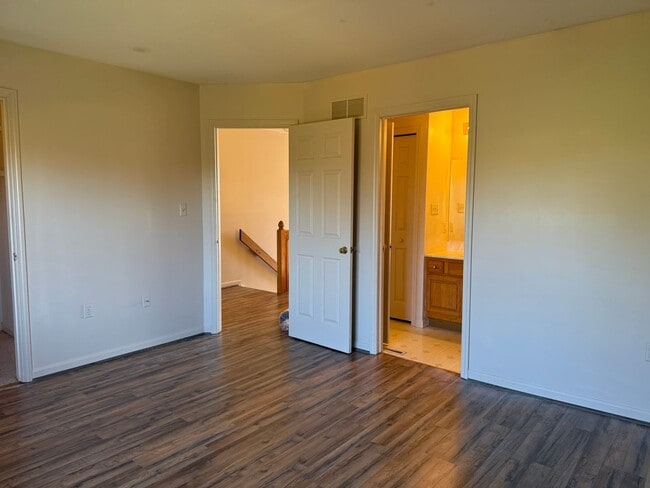 Building Photo - Beautiful 3 Bedroom 1.5 Bathroom Townhome ...