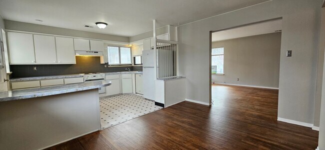 Building Photo - 1134-1138 N Akron St