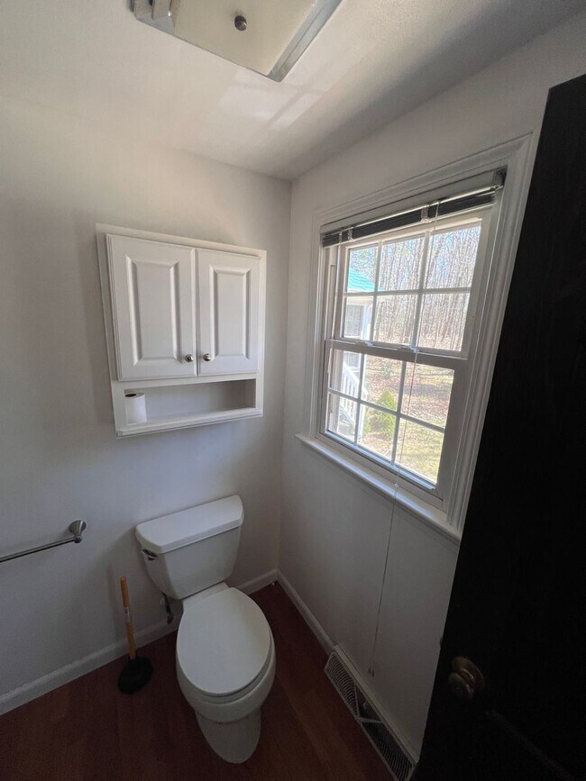Building Photo - 33 Meadowbrook Dr