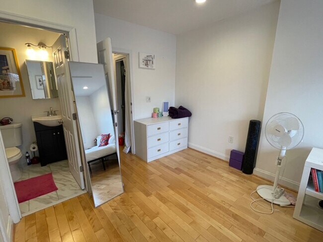 Building Photo - Stylishly Renovated 3 bedroom, 2.5 bath wi...