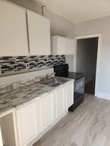 Building Photo - 736 W Poplar St