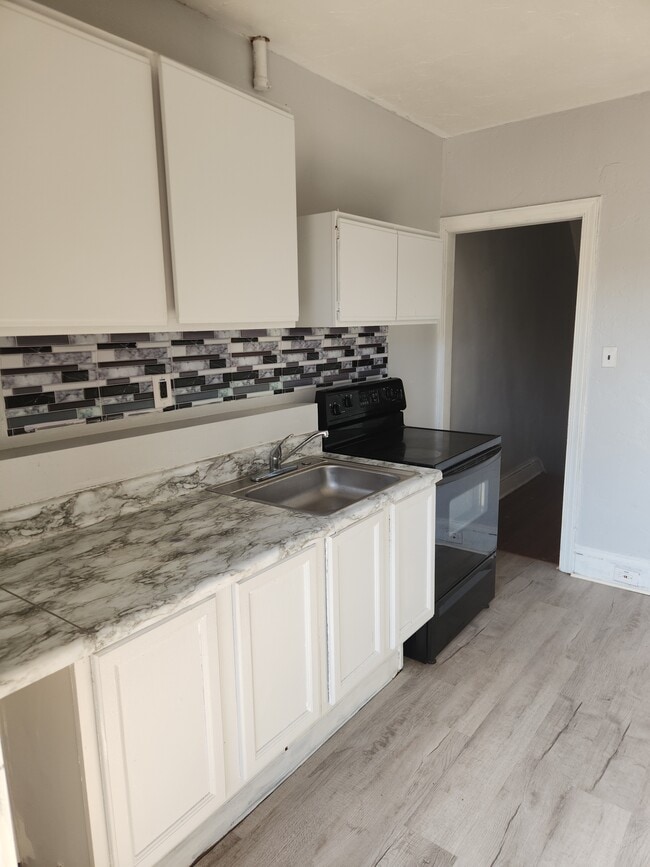 Building Photo - 736 W Poplar St