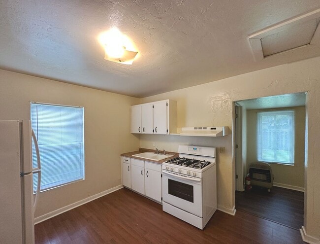 Building Photo - Cozy 2 Bedroom, 1 Bathroom House