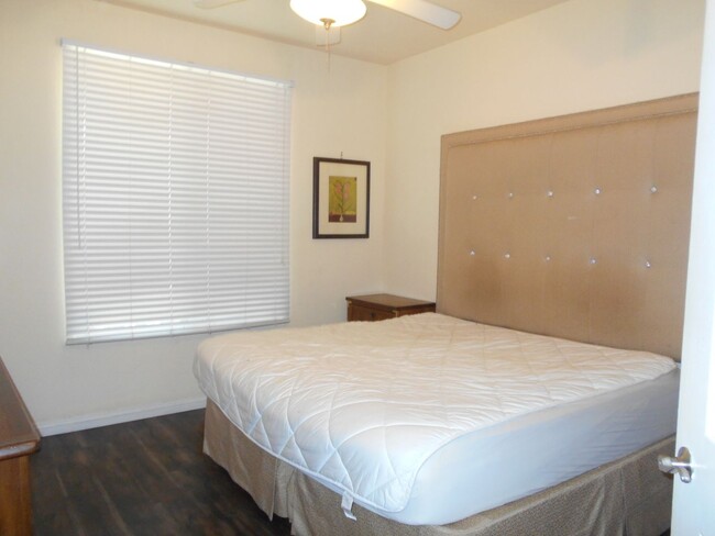 Building Photo - First Floor Fully Furnished 2 Bedroom Condo!