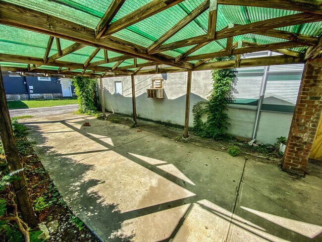 Building Photo - Remodeled Westgate Home with Attached Prof...