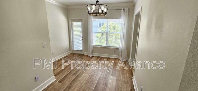Building Photo - 945 N Fern Creek Ave