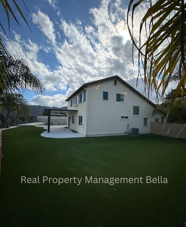 Building Photo - Lakeview Pool Retreat in a Private Cul-de-Sac Setting