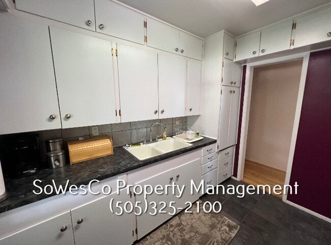 Building Photo - FULLY FURNISHED  3 Bedroom - Short or Long...