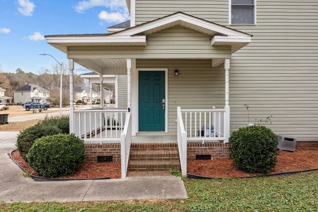 Building Photo - 3 Bedroom Duplex in Lillington