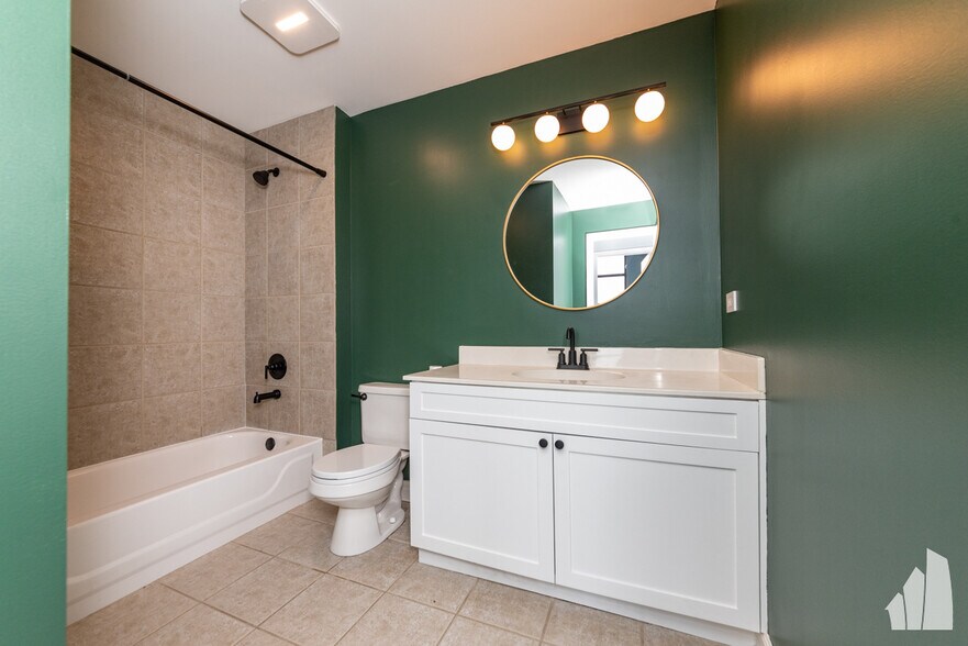 Building Photo - 1735 W Diversey Pkwy