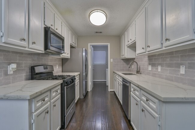 Building Photo - 506 Castlelake Dr