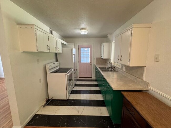 Building Photo - Pensacola - 2 bedroom, 2 bathroom w/ sunro...
