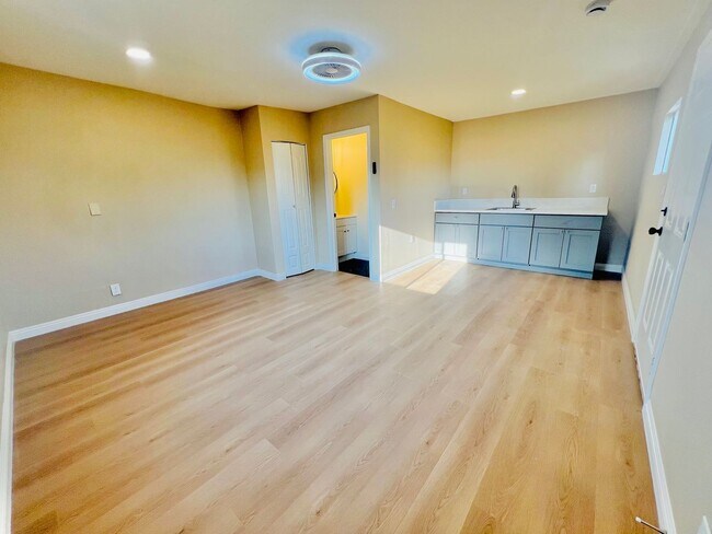 Building Photo - 2 Units Property