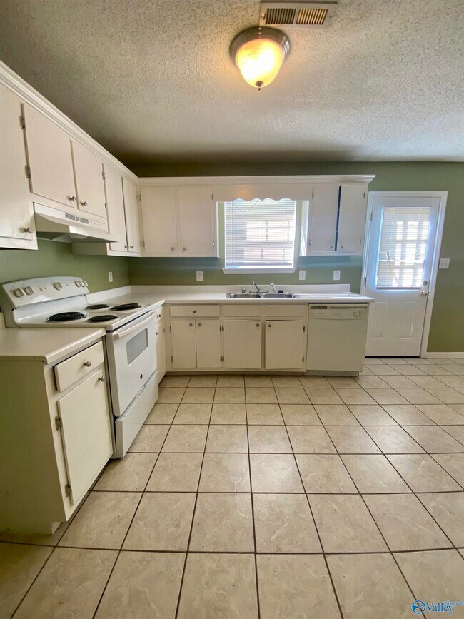 Building Photo - 242 Comet Dr