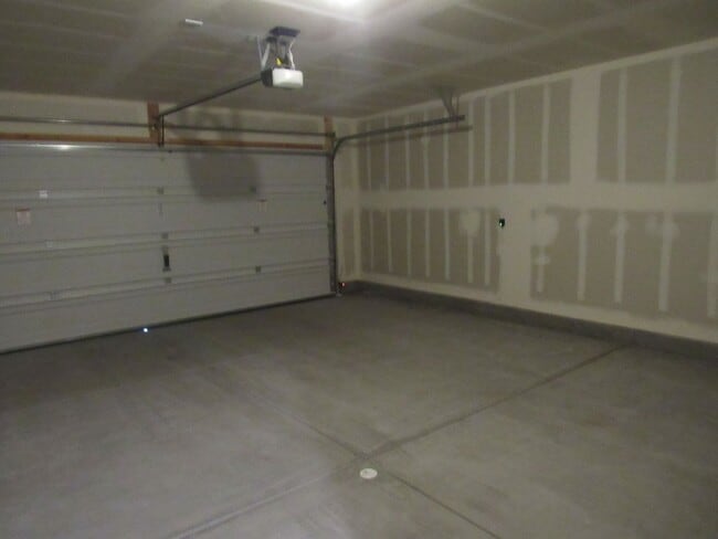 Building Photo - 3 Bedroom Townhome located near Nellis Base!