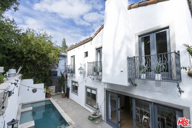 Building Photo - 1407 N Beverly Dr