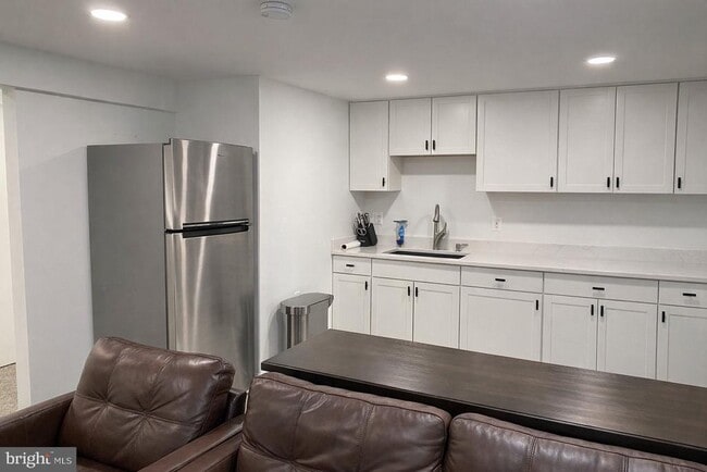 Building Photo - 7416 Rhondda Dr