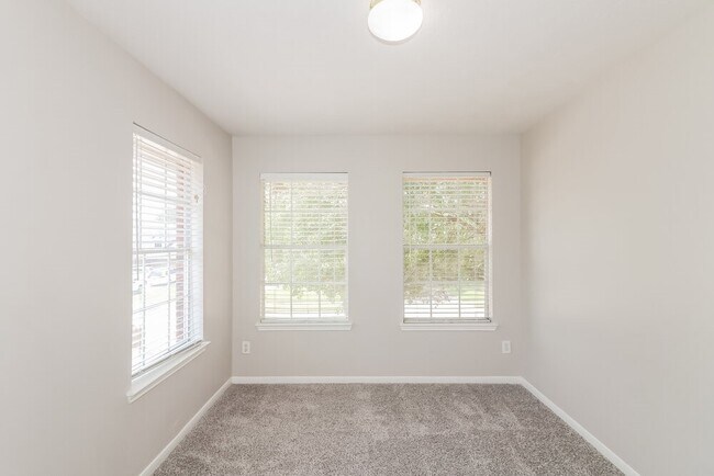 Building Photo - 15526 Oxenford Dr