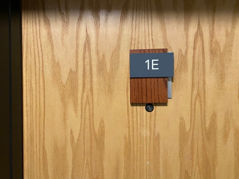 Building Photo - 3925 N Janssen Ave