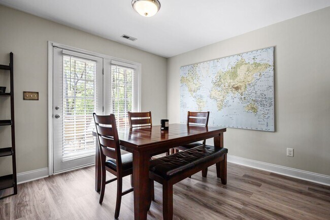 Building Photo - Fully Furnished Month to Month/Short Term Rental!