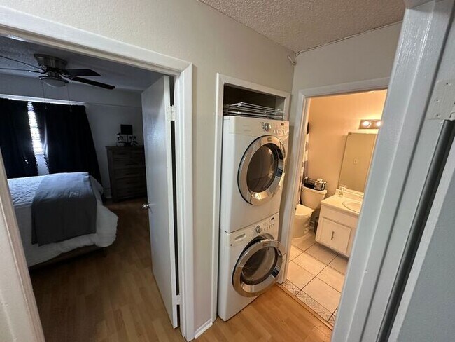 Building Photo - Fully Furnished 2/2 Condo!