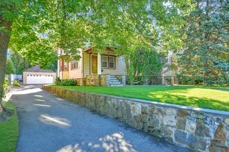 Building Photo - 806 Pelhamdale Ave