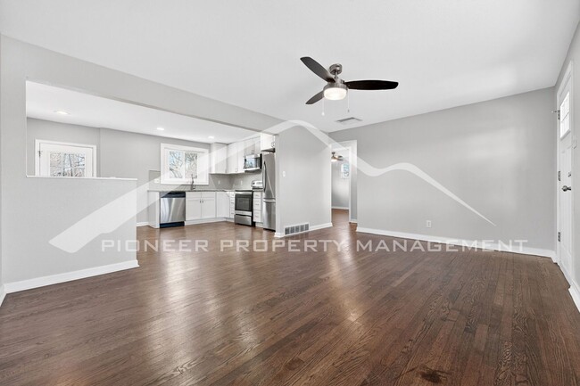 Building Photo - Gorgeous Home with Washer/Dryer and Fenced Yard